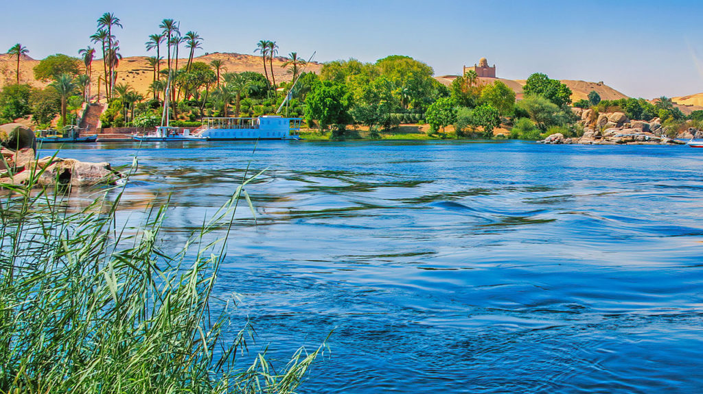 非常に乾燥したエリアを流れる、水量が豊かなナイル川