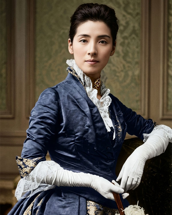 明治の欧化政策にあわせて、西洋のドレスを着用している陸奥亮子（むつりょうこ）