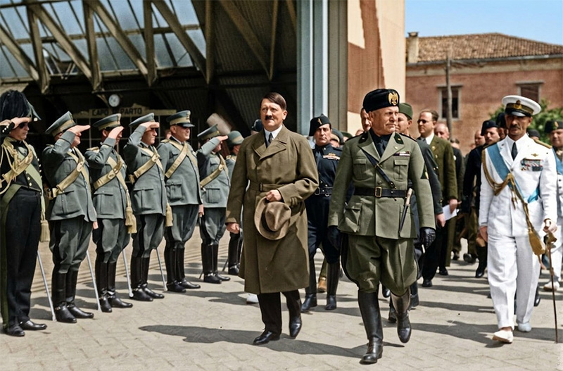 1934年、イタリアのベネチアで会談するヒトラーとムッソリーニ（カラー化）