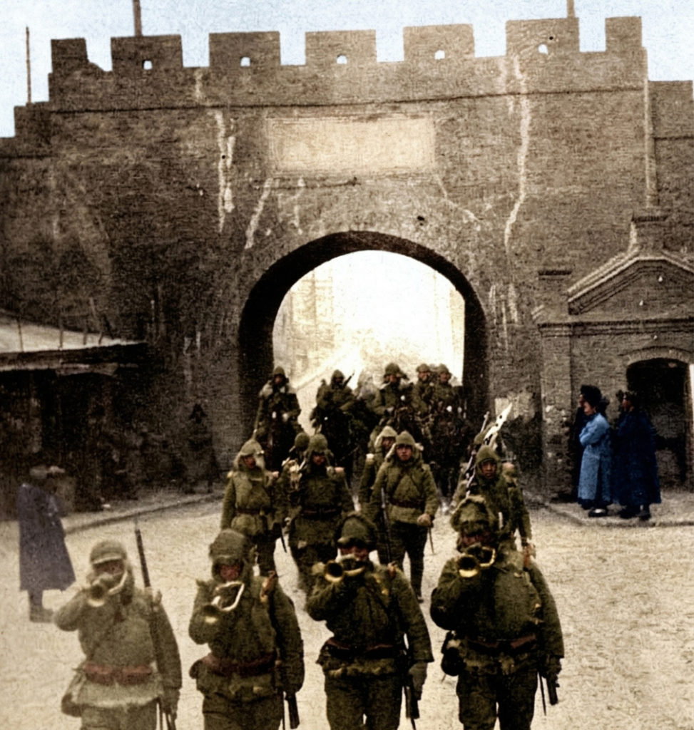 1931年、満州事変においてチチハル（斉斉哈爾）の城門を通過して入城する日本軍のカラー化写真。