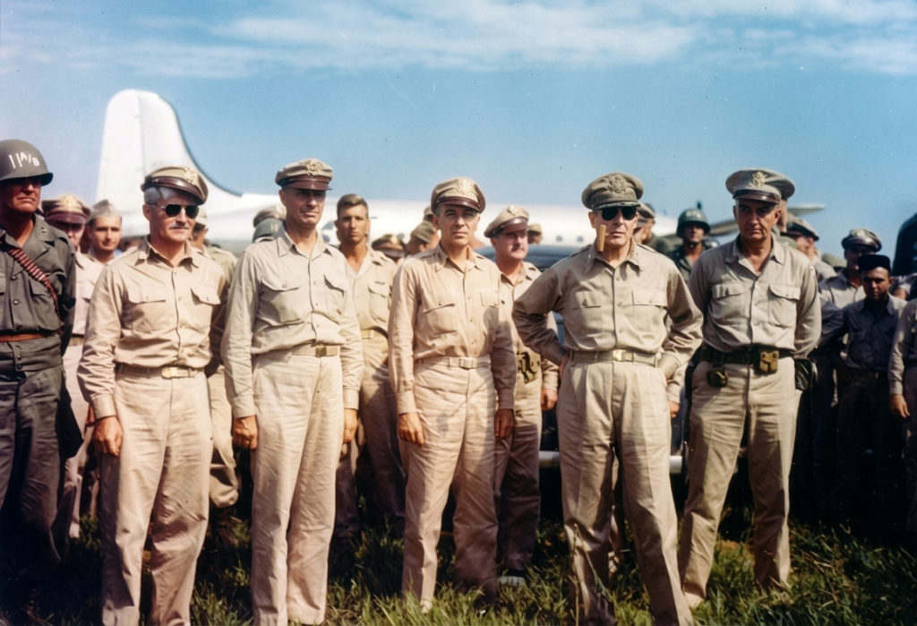 1945年8月30日、厚木基地に到着した直後のマッカーサー元帥とサザーランド中将ら一行。サングラスをかけ、コーンパイプをくわえて腰に手を当てるマッカーサーの姿。