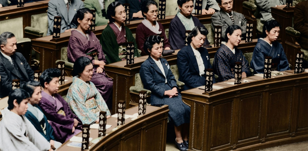 1946年の帝国議会。議席に座る日本初の女性国会議員たちの写真。着物や洋服姿で国会に出席していますが、少しお疲れの様子？