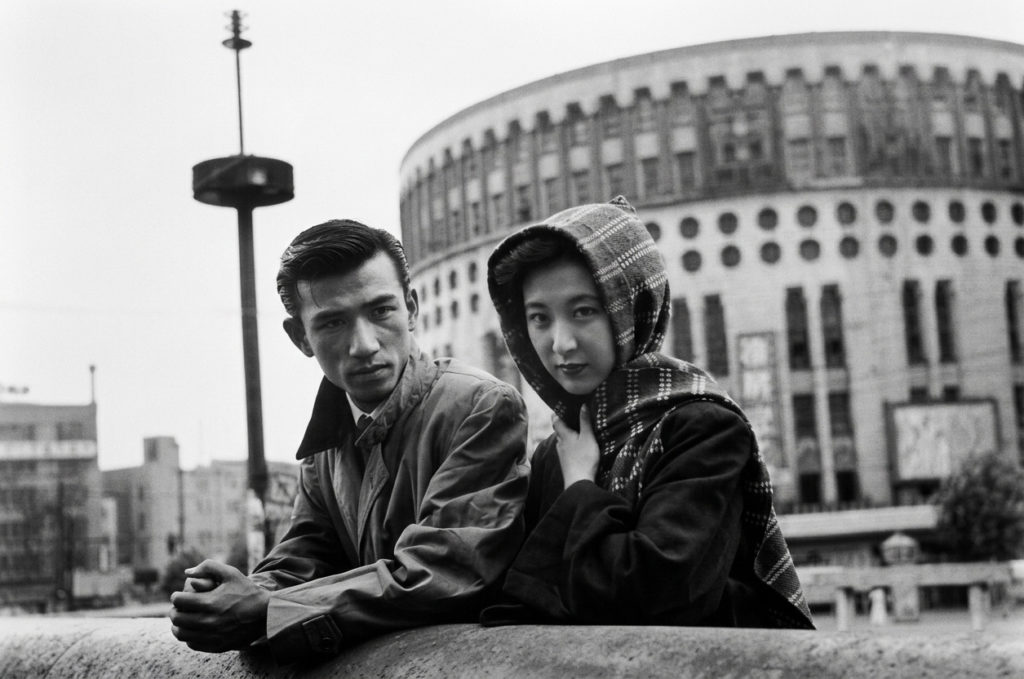 映画「君の名は」（1953年）の数寄屋橋でのワンシーン。真知子巻きをした岸惠子と佐田啓二、背景に日本劇場。