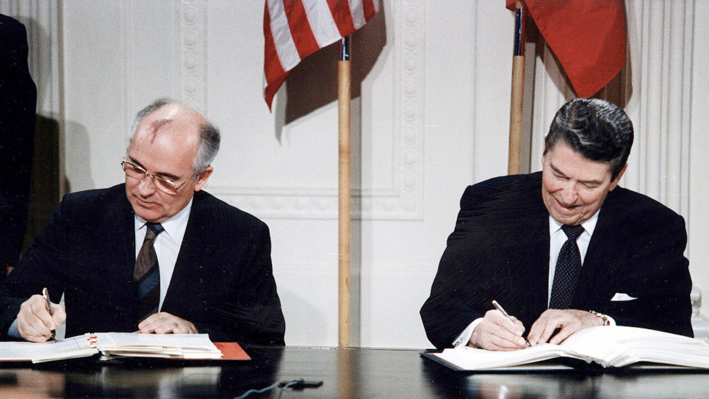 1987年、中距離核戦力（INF）全廃条約に署名するアメリカのレーガン大統領とソ連のゴルバチョフ書記長。