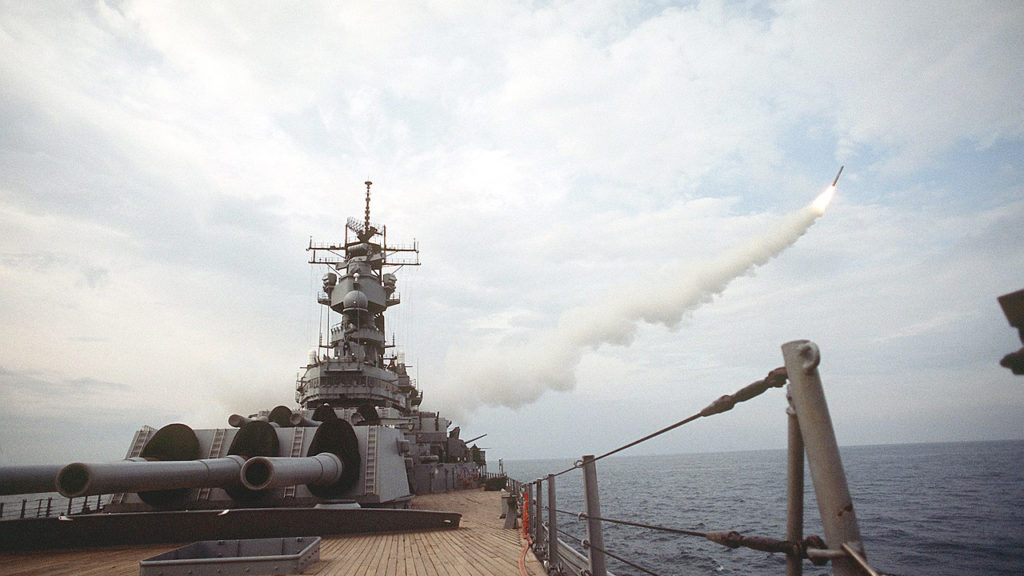 戦艦ミズーリの甲板から、白煙を上げながらトマホーク巡航ミサイルが空へ向かって発射される瞬間。