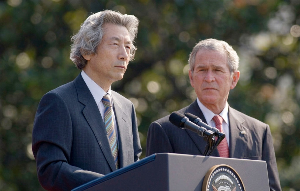 ホワイトハウスのサウスローンで、演台の後ろに並んで立つ小泉純一郎首相とジョージ・W・ブッシュ大統領